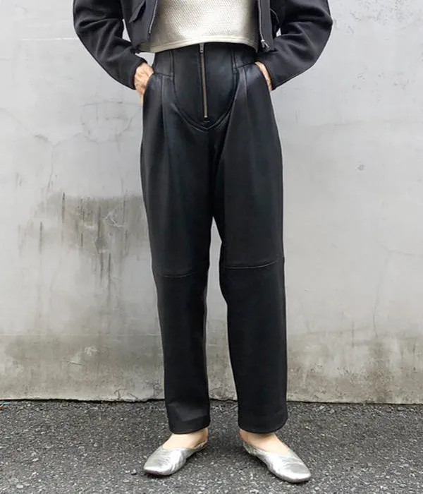 FUMIKA_UCHIDA/LEATHER ONE-TUCK PANTS(BLACK)