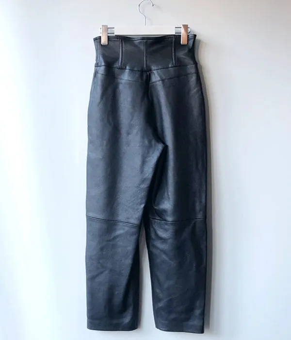 FUMIKA_UCHIDA/LEATHER ONE-TUCK PANTS(BLACK)