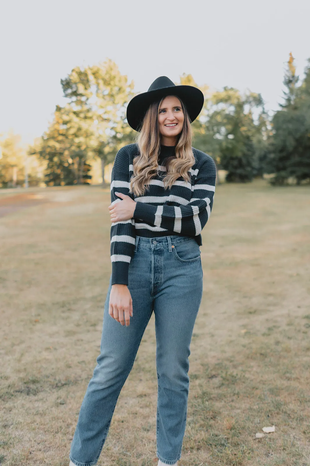 The 501 Original Cropped Jeans by Levi's - Med Wash